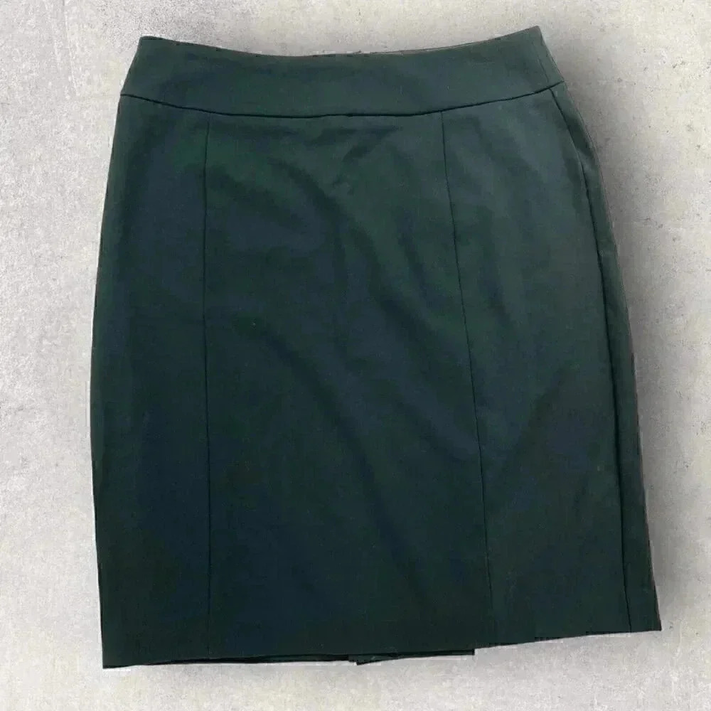 Forest Green New York & Company pencil skirt, Women’s size 8, good condition